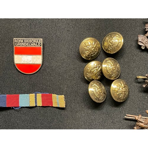 3270 - WW2 British Officers Bronze collar dogs and cap badges, Notts & Derby Regt, Royal Signals, along wit... 