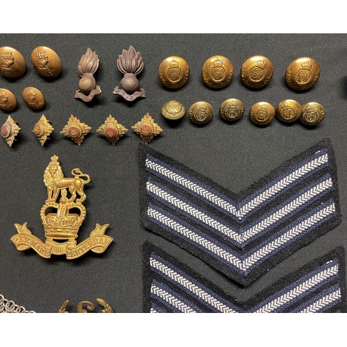 3274 - WW2 British Royal Armoured Corps Cap Badges, buttons, pair of brass shoulder titles and single offic... 