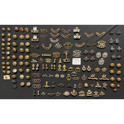 3279 - WW2 British Metal Shoulder titles, Collar Dogs and Buttons plus some WW1 examples to include shoulde... 