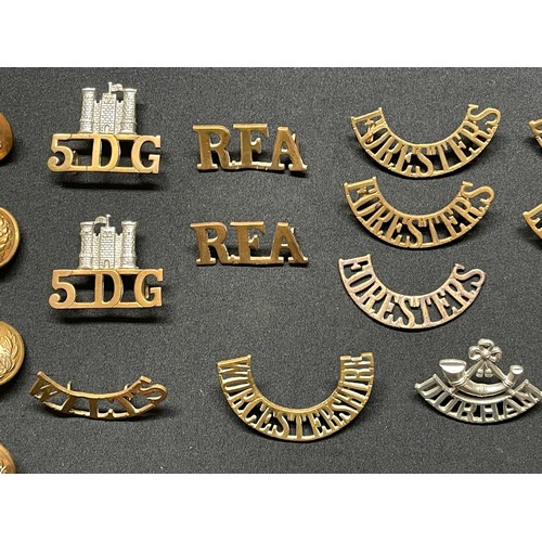 3279 - WW2 British Metal Shoulder titles, Collar Dogs and Buttons plus some WW1 examples to include shoulde... 