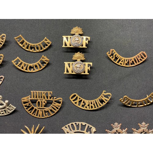 3279 - WW2 British Metal Shoulder titles, Collar Dogs and Buttons plus some WW1 examples to include shoulde... 