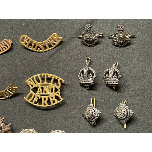 3279 - WW2 British Metal Shoulder titles, Collar Dogs and Buttons plus some WW1 examples to include shoulde... 