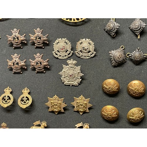 3279 - WW2 British Metal Shoulder titles, Collar Dogs and Buttons plus some WW1 examples to include shoulde... 