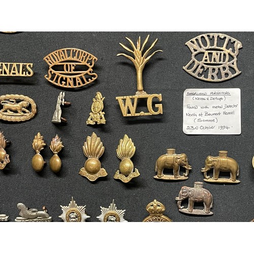 3279 - WW2 British Metal Shoulder titles, Collar Dogs and Buttons plus some WW1 examples to include shoulde... 