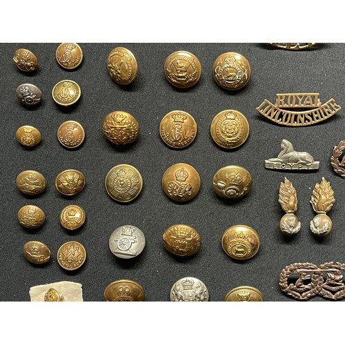 3279 - WW2 British Metal Shoulder titles, Collar Dogs and Buttons plus some WW1 examples to include shoulde... 