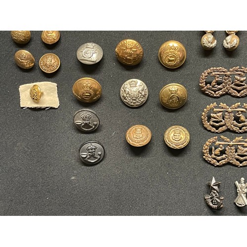 3279 - WW2 British Metal Shoulder titles, Collar Dogs and Buttons plus some WW1 examples to include shoulde... 