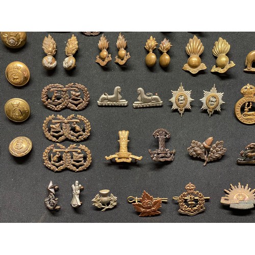 3279 - WW2 British Metal Shoulder titles, Collar Dogs and Buttons plus some WW1 examples to include shoulde... 