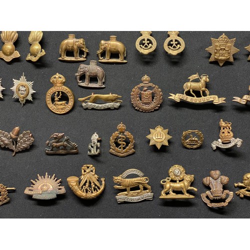 3279 - WW2 British Metal Shoulder titles, Collar Dogs and Buttons plus some WW1 examples to include shoulde... 