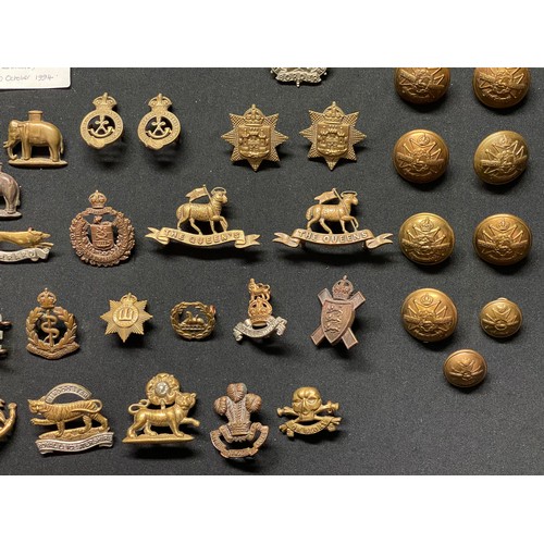 3279 - WW2 British Metal Shoulder titles, Collar Dogs and Buttons plus some WW1 examples to include shoulde... 