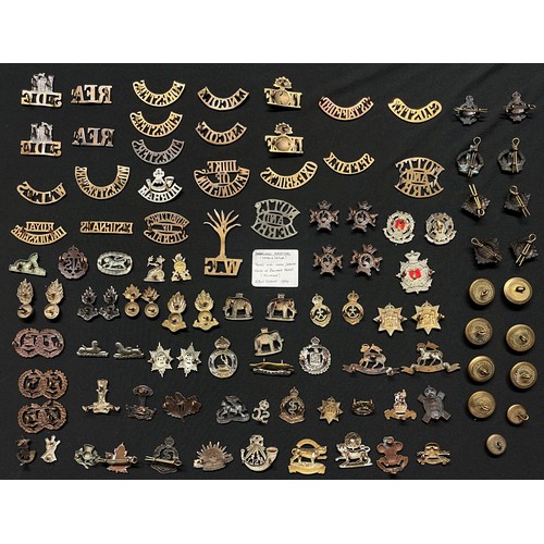 3279 - WW2 British Metal Shoulder titles, Collar Dogs and Buttons plus some WW1 examples to include shoulde... 