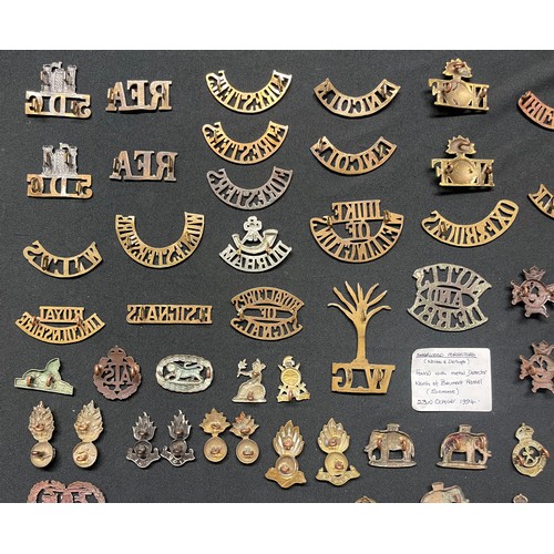 3279 - WW2 British Metal Shoulder titles, Collar Dogs and Buttons plus some WW1 examples to include shoulde... 