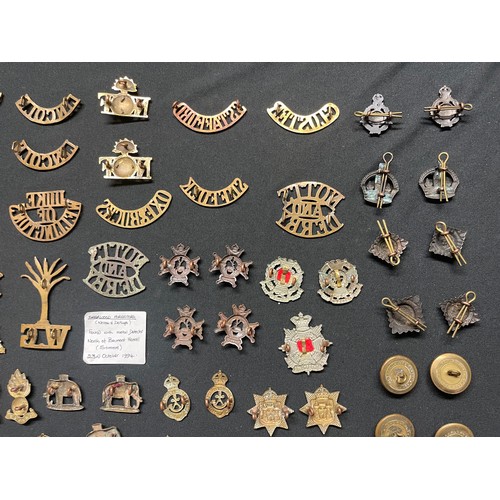 3279 - WW2 British Metal Shoulder titles, Collar Dogs and Buttons plus some WW1 examples to include shoulde... 