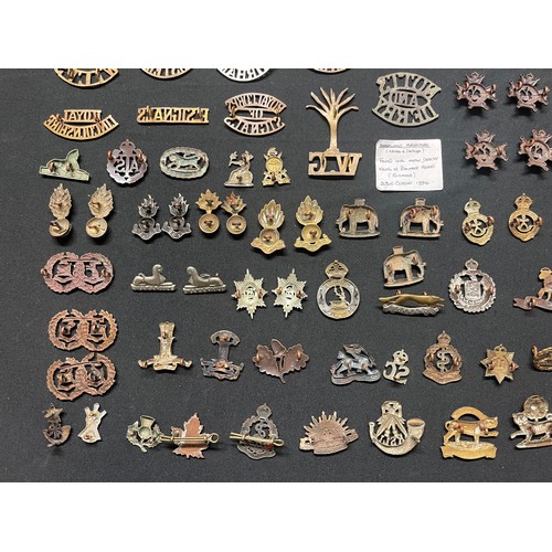 3279 - WW2 British Metal Shoulder titles, Collar Dogs and Buttons plus some WW1 examples to include shoulde... 