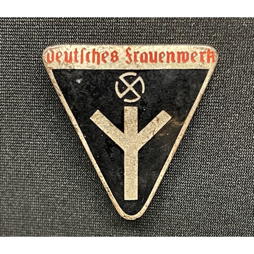 3319 - WW2 Third Reich Deutsches Frauenwerk enamel membership badge, maker marked RZM M1/105: Political Nat... 