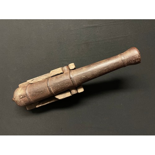 3393 - A 19th Century miniature model cannon in cast iron. Bore approx. 19mm. Overall length 435mm. Complet... 