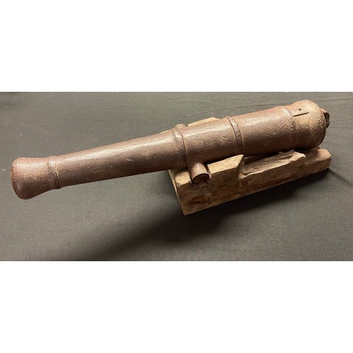 3393 - A 19th Century miniature model cannon in cast iron. Bore approx. 19mm. Overall length 435mm. Complet... 