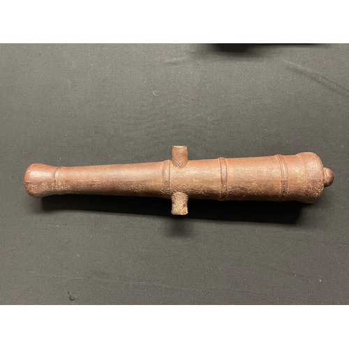 3393 - A 19th Century miniature model cannon in cast iron. Bore approx. 19mm. Overall length 435mm. Complet... 