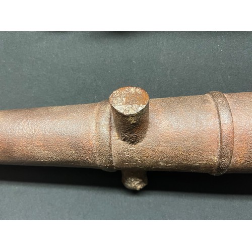 3393 - A 19th Century miniature model cannon in cast iron. Bore approx. 19mm. Overall length 435mm. Complet... 