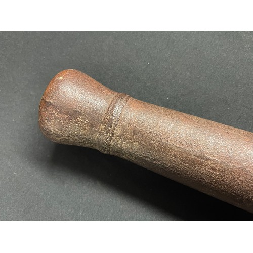 3393 - A 19th Century miniature model cannon in cast iron. Bore approx. 19mm. Overall length 435mm. Complet... 