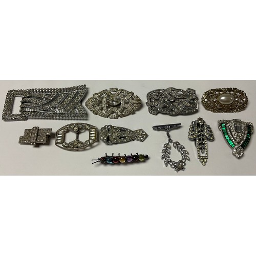 605 - A collection of costume jewellery, brooches, belt buckles, etc