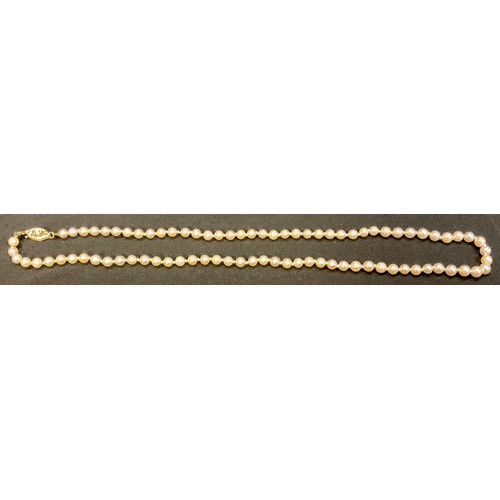 644 - A 14ct gold single strand pearl necklace, 22cm long