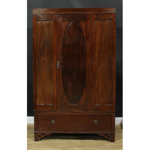 505 - A mahogany bedroom suite, comprising wardrobe, 197cm high, 121cm wide, 46.5cm deep and dressing tabl... 