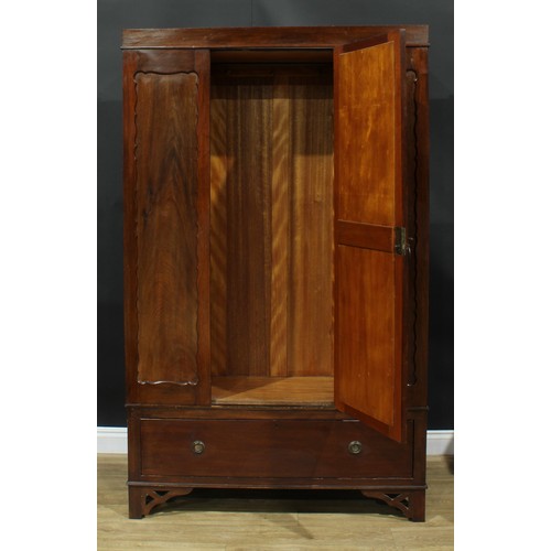 505 - A mahogany bedroom suite, comprising wardrobe, 197cm high, 121cm wide, 46.5cm deep and dressing tabl... 