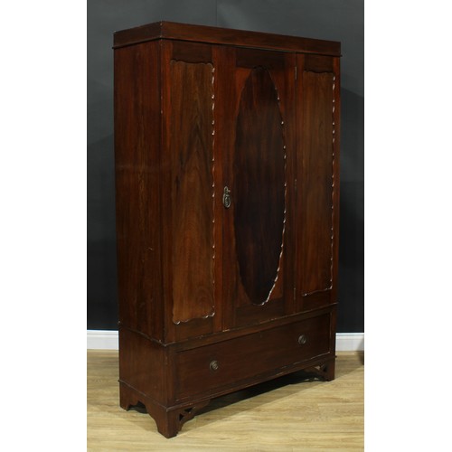 505 - A mahogany bedroom suite, comprising wardrobe, 197cm high, 121cm wide, 46.5cm deep and dressing tabl... 