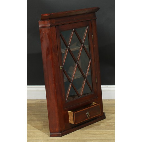 509 - A Sheraton Revival satinwood crossbanded mahogany splay front wall hanging corner display cabinet, a... 