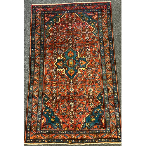 128 - A Farahan rug / carpet, hand knotted in deep shades of red and blue with quatrefoil medallion in a f... 