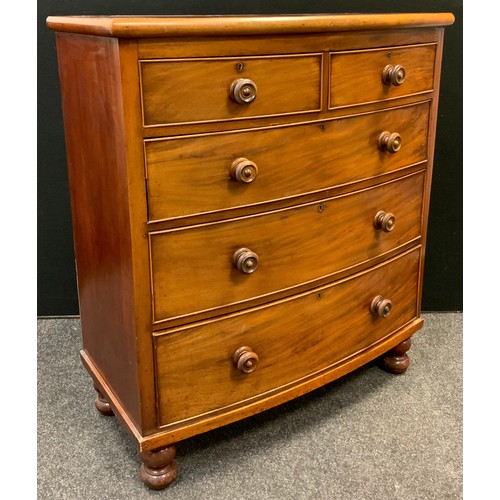 129 - A Victorian mahogany chest of drawers, two short over three long graduated drawers, turned handles, ... 