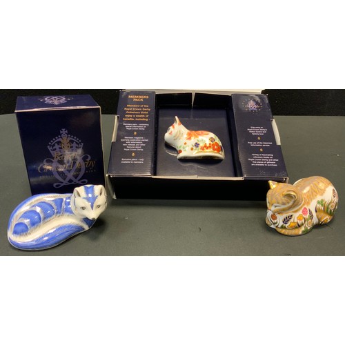 172 - A Royal Crown Derby Paperweight Platinum Arctic Fox;  others Spice Collectors Guild Kitten, both gol... 