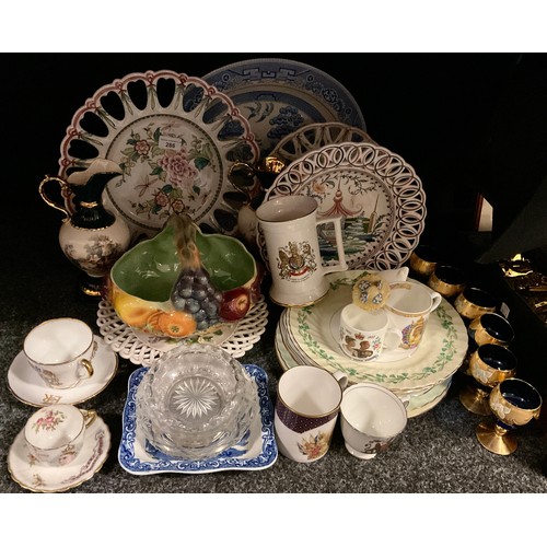 286 - A pair of Sylvac Ceramics jugs;  blue and white meat plate;  commemorative ware;  Foley plates;  etc