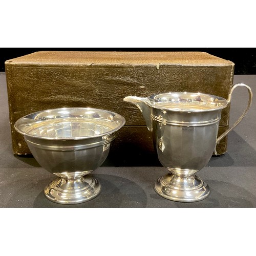 195 - A George V silver milk jug and sugar bowl, Birmingham 1935, 120g, boxed