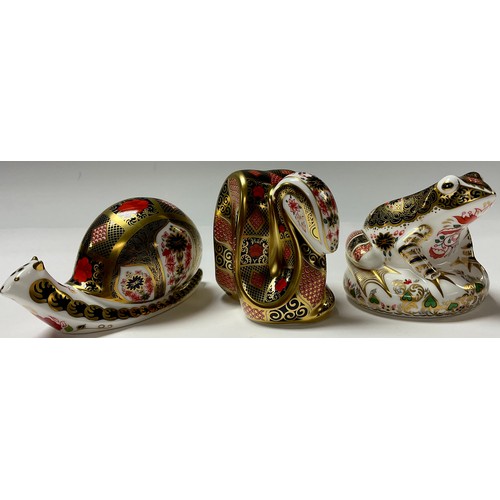 228 - A Royal Crown Derby paperweight, Old Imari Frog, limited edition 2,836/4,500, signed in gold by Sue ... 