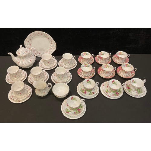 360 - A Paragon First Choice pattern tea service for six, comprising teapot, cake plate, side plates, crea... 