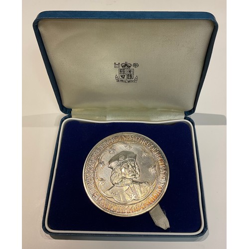 424 - A Royal Mint Richard III quincentenary medal, for the College of Arms 1984, obverse bust portrait of... 