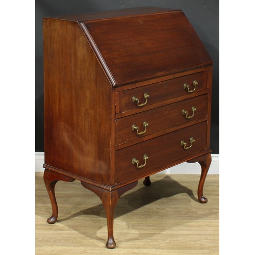 316 - An early 20th century mahogany bureau, 101cm high, 76cm wide, 44cm deep, c.1920