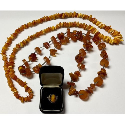 532 - A silver and amber ring; an amber chip necklace; another amber type decorative necklace (3)