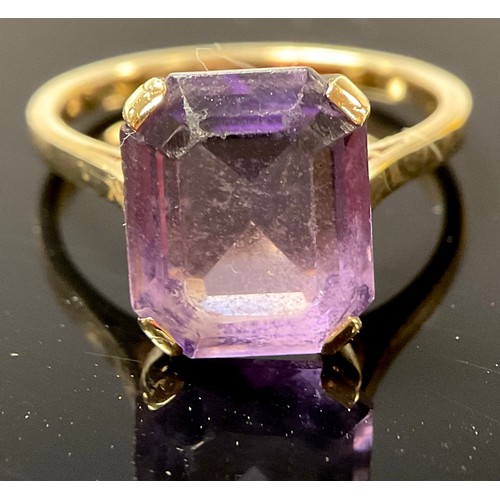 537 - A 9ct gold ring, set with a single amethyst, size O, 3.8g