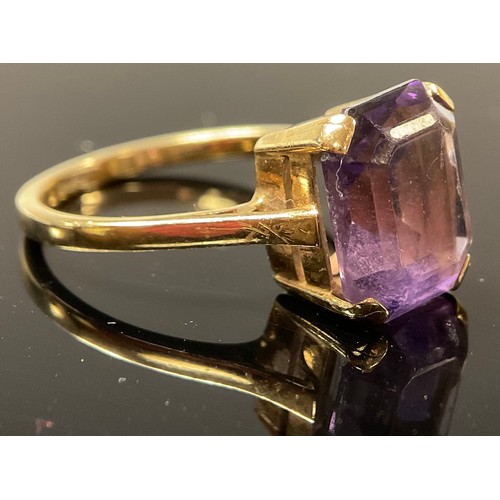 537 - A 9ct gold ring, set with a single amethyst, size O, 3.8g