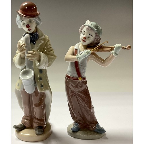 46 - A Lladro model of a clown playing a violin, Bohemian Melodies, 17cm, number 01008239, printed mark, ... 