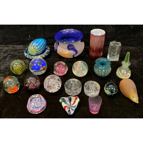 72 - Art Glass - paperweights including Perthshire, Strathearn, Mdina, Mtarfa, Langham, etc; a large art ... 