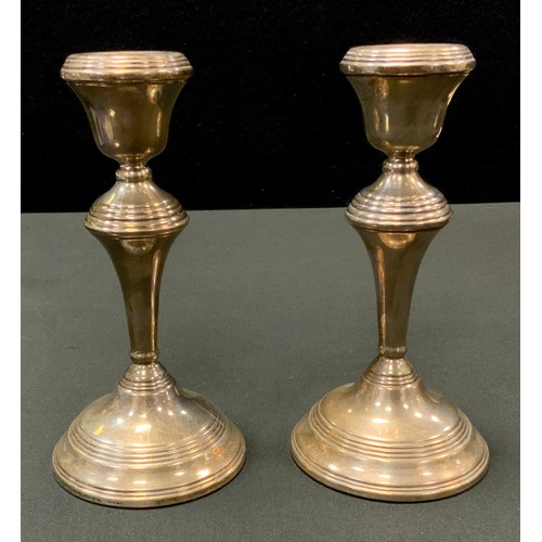 128 - A pair of Elizabeth II silver candlesticks, campana sconces, reeded borders, 18cm high, Birmingham 1... 