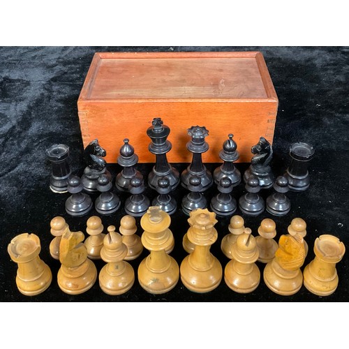 242 - A boxwood and ebonised Staunton pattern chess set, weighted bases, the Kings 7.5cm high