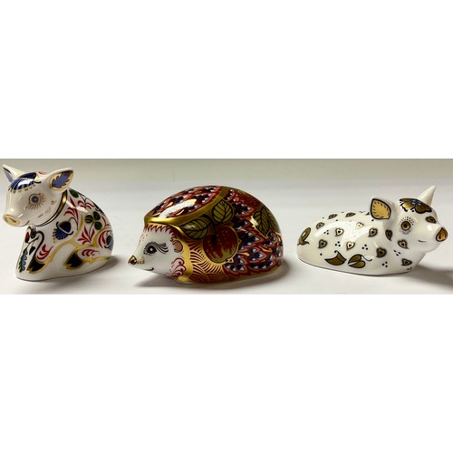 5029 - A Royal Crown Derby paperweight, Orchard Hedgehog, Collector's Guild exclusive, gold stopper, boxed;... 
