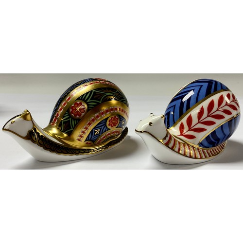 5075 - A Royal Crown Derby paperweight, Garden Snail, exclusive limited edition 1,072/4,500, gold stopper, ... 