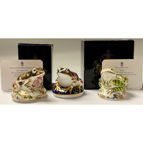 5093 - A Royal Crown Derby paperweight, Old Imari Frog, limited edition 2,039/4,500, gold stopper, 8cm, pri... 