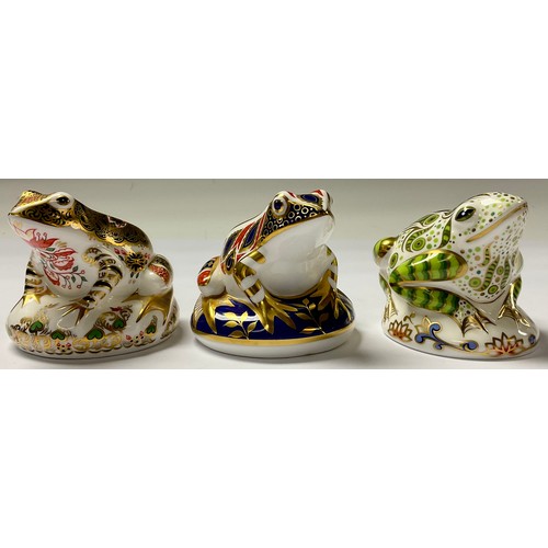 5093 - A Royal Crown Derby paperweight, Old Imari Frog, limited edition 2,039/4,500, gold stopper, 8cm, pri... 