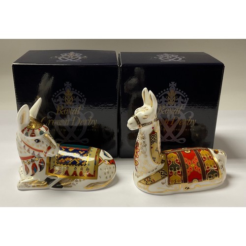 5098 - A Royal Crown Derby paperweight, Llama, Collector's Guild exclusive, gold stopper, 13cm long, printe... 